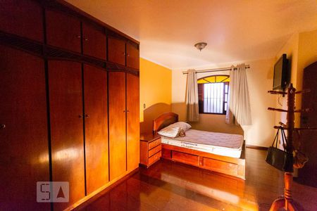 Casa à venda com 230m², 3 quartos e 2 vagasSuíte