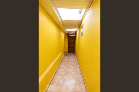 Corredor de acesso  de casa para alugar com 1 quarto, 55m² em Parque Cisper, São Paulo