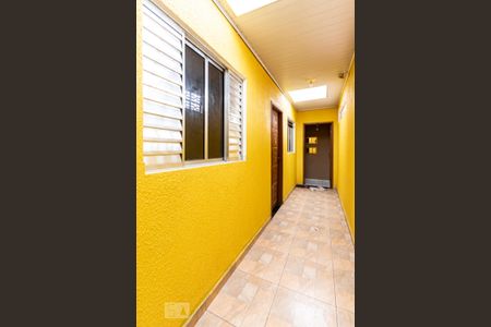 Corredor de acesso  de casa para alugar com 1 quarto, 55m² em Parque Cisper, São Paulo