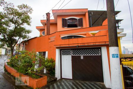 Casa à venda com 200m², 3 quartos e 5 vagas Casa à venda com 200m², 3 quartos e 5 vagasFachada