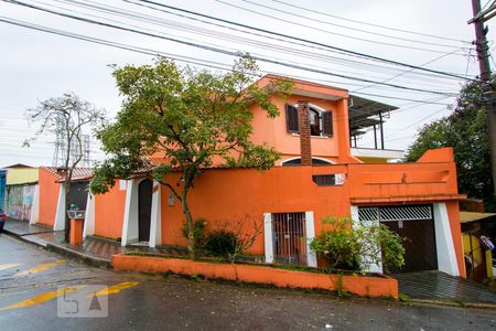Casa à venda com 200m², 3 quartos e 5 vagas Casa à venda com 200m², 3 quartos e 5 vagasFachada