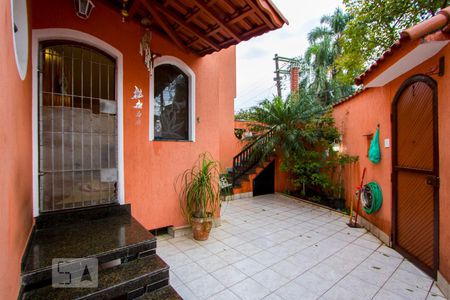 Casa à venda com 200m², 3 quartos e 5 vagas Casa à venda com 200m², 3 quartos e 5 vagasQuintal