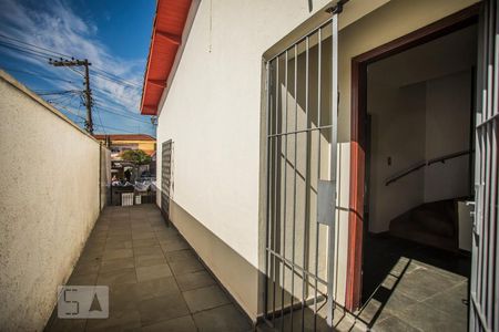 Casa à venda com 200m², 2 quartos e 2 vagasCorredor externo