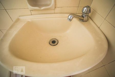 Casa à venda com 200m², 2 quartos e 2 vagasBanheiro de Serviço - Torneira