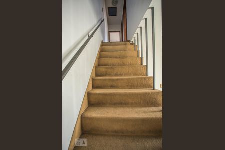 Casa à venda com 200m², 2 quartos e 2 vagasEscadas