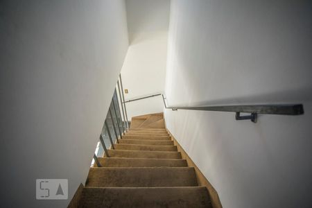Casa à venda com 200m², 2 quartos e 2 vagasEscadas