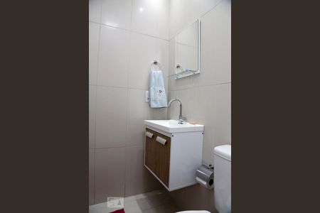 Banheiro de kitnet/studio para alugar com 1 quarto, 24m² em Jardim Monte Kemel, São Paulo