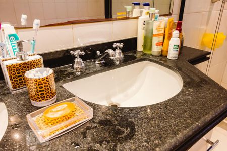 Apartamento à venda com 190m², 4 quartos e 3 vagas Apartamento à venda com 190m², 4 quartos e 3 vagasBanheiro da Suíte 4 Pia