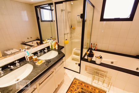 Apartamento à venda com 190m², 4 quartos e 3 vagas Apartamento à venda com 190m², 4 quartos e 3 vagasBanheiro da Suíte 4