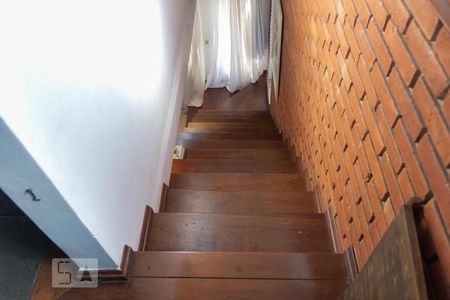 Casa à venda com 175m², 4 quartos e 4 vagas Casa à venda com 175m², 4 quartos e 4 vagasEscada