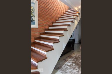 Casa à venda com 175m², 4 quartos e 4 vagas Casa à venda com 175m², 4 quartos e 4 vagasEscada