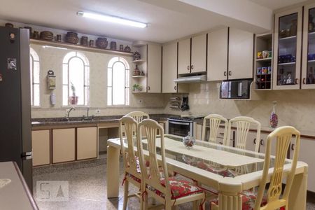 Casa à venda com 175m², 4 quartos e 4 vagas Casa à venda com 175m², 4 quartos e 4 vagasCozinha