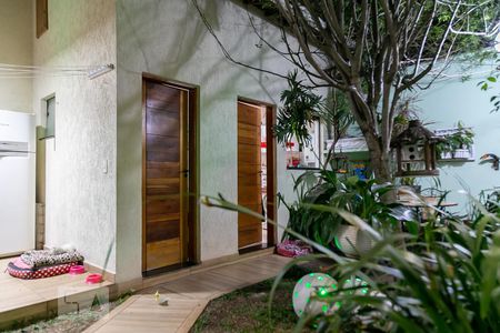 Casa à venda com 369m², 5 quartos e 4 vagas Casa à venda com 369m², 5 quartos e 4 vagasQuintal fundos