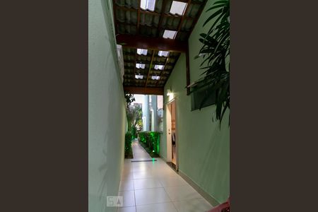 Casa à venda com 369m², 5 quartos e 4 vagas Casa à venda com 369m², 5 quartos e 4 vagasCorredor lateral