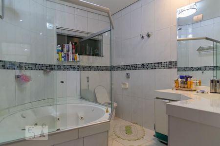 Casa à venda com 369m², 5 quartos e 4 vagas Casa à venda com 369m², 5 quartos e 4 vagasBanheiro suíte 1