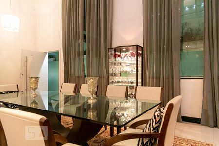 Casa à venda com 369m², 5 quartos e 4 vagas Casa à venda com 369m², 5 quartos e 4 vagasSala