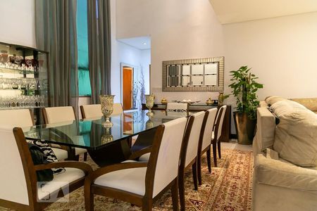 Casa à venda com 369m², 5 quartos e 4 vagas Casa à venda com 369m², 5 quartos e 4 vagasSala