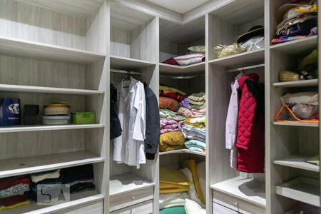 Casa à venda com 369m², 5 quartos e 4 vagas Casa à venda com 369m², 5 quartos e 4 vagasCloset Suíte 2