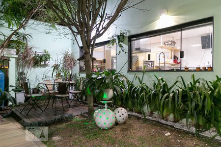 Casa à venda com 369m², 5 quartos e 4 vagas Casa à venda com 369m², 5 quartos e 4 vagasQuintal fundos