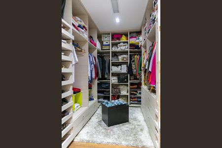 Casa à venda com 369m², 5 quartos e 4 vagas Casa à venda com 369m², 5 quartos e 4 vagasCloset suíte 1