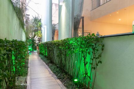 Casa à venda com 369m², 5 quartos e 4 vagas Casa à venda com 369m², 5 quartos e 4 vagasCorredor lateral