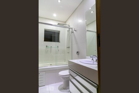 Casa à venda com 369m², 5 quartos e 4 vagas Casa à venda com 369m², 5 quartos e 4 vagasBanheiro