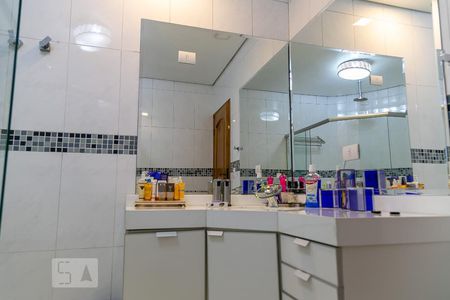 Casa à venda com 369m², 5 quartos e 4 vagas Casa à venda com 369m², 5 quartos e 4 vagasBanheiro suíte 1