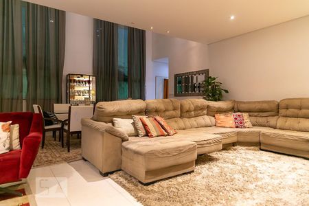 Casa à venda com 369m², 5 quartos e 4 vagas Casa à venda com 369m², 5 quartos e 4 vagasSala