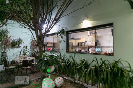 Casa à venda com 369m², 5 quartos e 4 vagas Casa à venda com 369m², 5 quartos e 4 vagasQuintal fundos