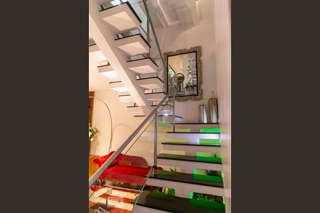 Casa à venda com 369m², 5 quartos e 4 vagas Casa à venda com 369m², 5 quartos e 4 vagasAcesso sala tv