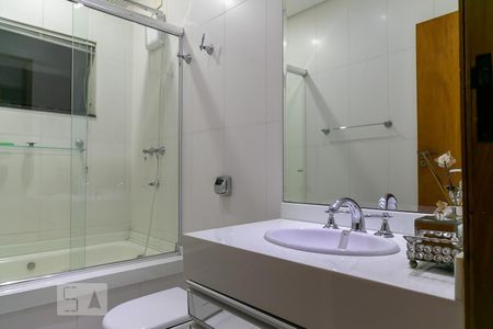 Casa à venda com 369m², 5 quartos e 4 vagas Casa à venda com 369m², 5 quartos e 4 vagasBanheiro