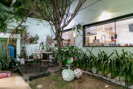 Casa à venda com 369m², 5 quartos e 4 vagas Casa à venda com 369m², 5 quartos e 4 vagasQuintal fundos