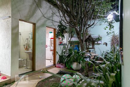 Casa à venda com 369m², 5 quartos e 4 vagas Casa à venda com 369m², 5 quartos e 4 vagasBanheiro e lavanderia