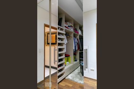 Casa à venda com 369m², 5 quartos e 4 vagas Casa à venda com 369m², 5 quartos e 4 vagasCloset Suíte 1