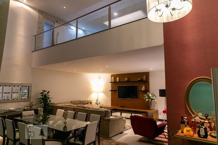 Casa à venda com 369m², 5 quartos e 4 vagas Casa à venda com 369m², 5 quartos e 4 vagasSala