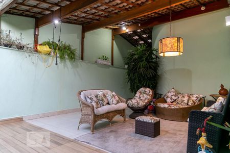 Casa à venda com 369m², 5 quartos e 4 vagas Casa à venda com 369m², 5 quartos e 4 vagasQuintal frente