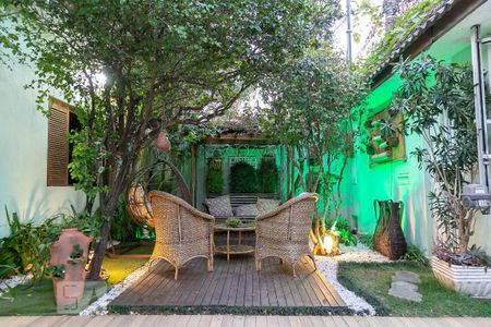 Casa à venda com 369m², 5 quartos e 4 vagas Casa à venda com 369m², 5 quartos e 4 vagasQuintal frente