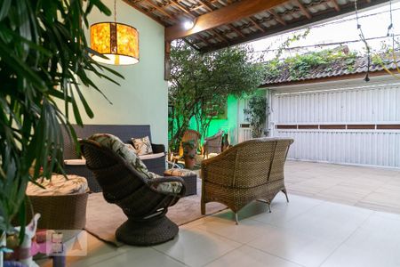 Casa à venda com 369m², 5 quartos e 4 vagas Casa à venda com 369m², 5 quartos e 4 vagasQuintal frente