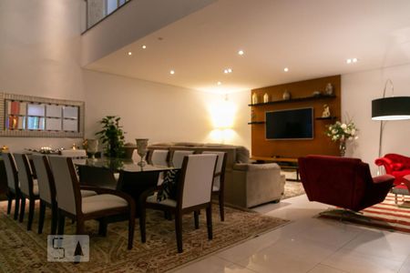 Casa à venda com 369m², 5 quartos e 4 vagas Casa à venda com 369m², 5 quartos e 4 vagasSala