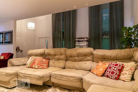 Casa à venda com 369m², 5 quartos e 4 vagas Casa à venda com 369m², 5 quartos e 4 vagasSala