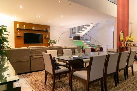 Casa à venda com 369m², 5 quartos e 4 vagas Casa à venda com 369m², 5 quartos e 4 vagasSala