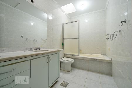 Banheiro da Suíte de casa à venda com 4 quartos, 321m² em Vila Assunção, Porto Alegre
