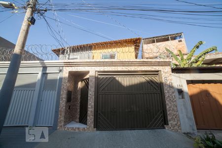 Casa à venda com 98m², 3 quartos e 1 vaga Casa à venda com 98m², 3 quartos e 1 vagaFachada