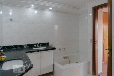 Apartamento à venda com 370m², 4 quartos e 4 vagasBanheiro da Suíte 1