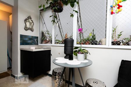 Apartamento à venda com 98m², 2 quartos e 1 vagaÁrea de Serviço