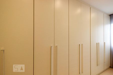 Apartamento à venda com 189m², 4 quartos e 2 vagasArmários Suíte 1