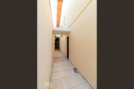 Casa à venda com 135m², 3 quartos e 4 vagasCorredor lateral externo