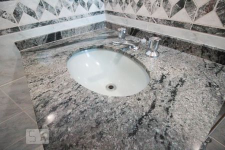 Casa à venda com 280m², 4 quartos e 2 vagasBanheiro