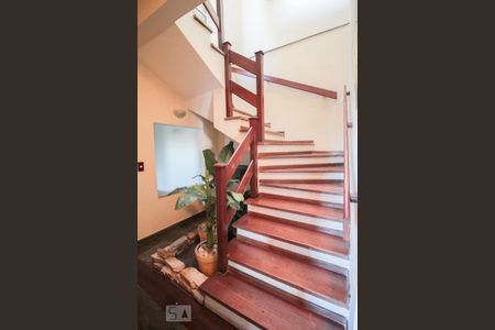 Casa à venda com 280m², 4 quartos e 2 vagasEscada