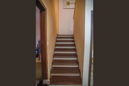 Casa à venda com 320m², 3 quartos e 6 vagasEscada